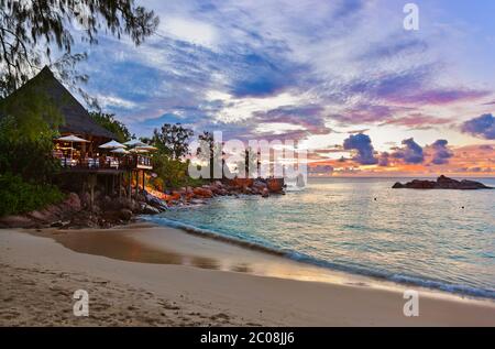 Cafe auf den Seychellen tropischen Strand bei Sonnenuntergang Stockfoto