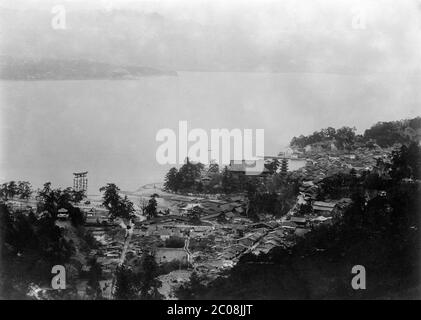 [ 1900er Japan - Itsukushima Jinja ] - Luftaufnahme des Itsukushima Shrine auf der Insel Miyajima, Hiroshima Anfang 1900er. Das berühmte heilige Tor Torii ist links zu sehen. Silberdruck mit Vintage-Gelatine aus dem 20. Jahrhundert. Stockfoto