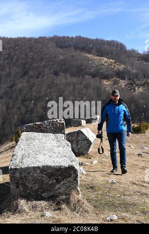 Mittelalterliche Grabsteine mit schönem blauen Himmel in Nekropole bei Sarajevo in Bosnien und Herzegowina auf Berg Bjelasnica Stockfoto