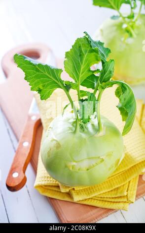 Kohl Kohlrabi auf Holzbrett Küche Stockfoto