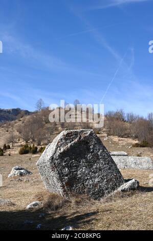 Mittelalterliche Grabsteine mit schönem blauen Himmel in Nekropole bei Sarajevo in Bosnien und Herzegowina auf Berg Bjelasnica Stockfoto