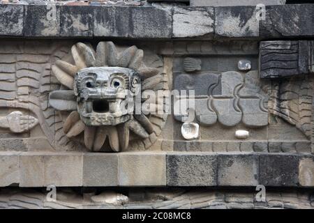 Gefiederte Schlange am Tempel von Quetzalcoatl, Teotihuacan, Mexiko-Stadt Stockfoto