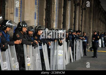 Mexikanische Polizisten in Riot Gear vor dem Gebäude am Zocalo Square, Mexiko-Stadt Stockfoto