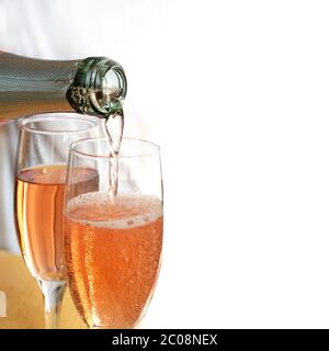Rosenchampagner in Gläser. Alkoholgetränk. Feiern. Text für Leerzeichen kopieren. Stockfoto