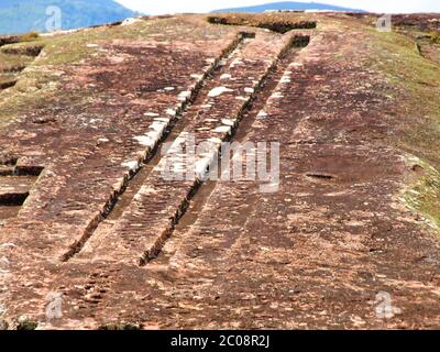 Zwei Kanäle auf dem Felsen in der archäologischen Stätte El fuerte von Samaipata (Bolivien) Stockfoto