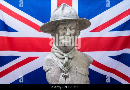 Skulptur von Robert Baden Powell überspielt auf UK Union Jack Flagge. Stockfoto