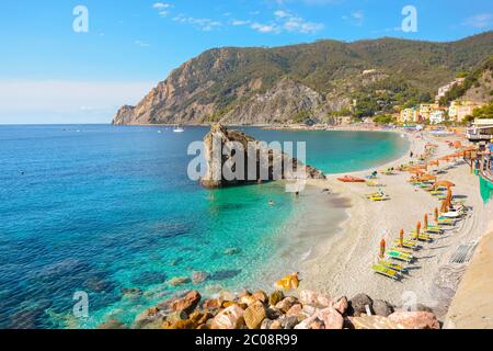 Der sandige Strand im italienischen Dorf Monterosso al Stute an der ligurischen Küste, Teil der Cinque Terre, einer UNESCO-Welterbestätte. Stockfoto