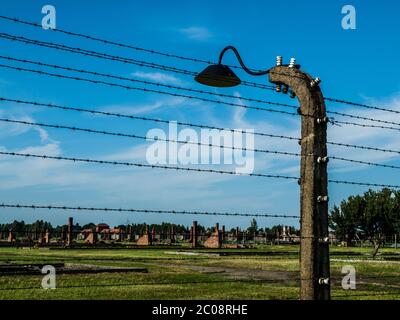 Barb Drähte und Lampe in Birkenau Stockfoto