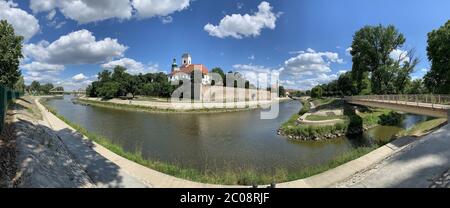 Panoramablick auf Gyor Innenstadt mit dem Bischofsschloss und dem Domturm am Fluss Raba.Ungarn. Stockfoto