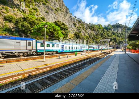 Ein sich bewegendes Trenitalia Zug durch die Titel auf dem Bahnhof in Nachmittag in Monterosso, Cinque Terre Italien Stockfoto