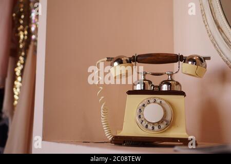 Altes Telefon im Retro-Stil im Regal Stockfoto