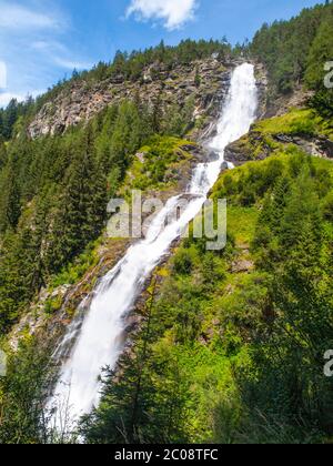 Stuibenfall oder Stuibenfall ist der höchste Wasserfall in Tirol, Österreich. Blick von unten. Stockfoto