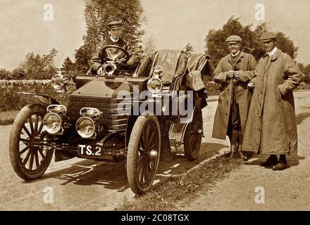Veteran Auto, Chauffeur und Passagiere, 1900 Stockfoto