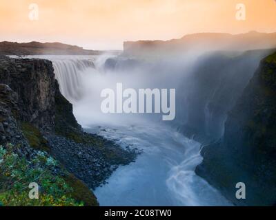 Godafoss Wasserfall in nebligen Schleier durch Sonnenuntergang beleuchtet, Island Stockfoto