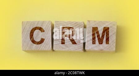 CRM Customer Relationship Marketing auf Holzwürfeln geschrieben. Geschäftskonzept Stockfoto