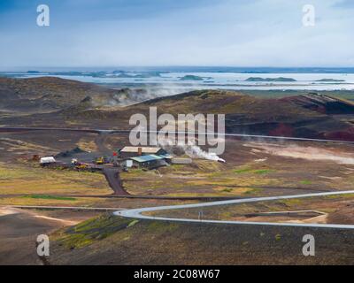 Isländische Landschaft mit Rauch aus Geothermie-Kraftwerk, Myvatn Lake, Island Stockfoto