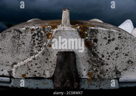 Textur rustikales Boot mit dramatischen Himmel Stockfoto
