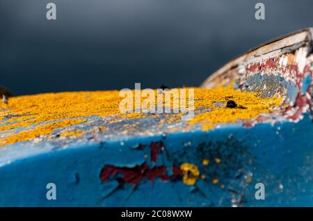 Textur rustikales Boot mit dramatischen Himmel Stockfoto