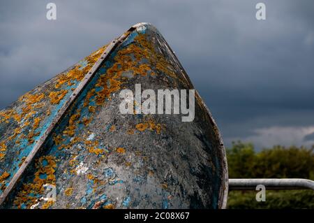 Textur rustikales Boot mit dramatischen Himmel Stockfoto