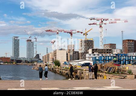 Baukräne oder Turmdrehkrane, die Kalasatama und Sompasaari - ehemaliger Frachthafen - in Wohnviertel verwandeln, in Helsinki, Finnland Stockfoto