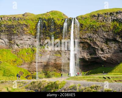 Seljaland Wasserfall, auch Seljalandsfoss genannt, Blick von vorne auf den sonnigen Tag in Island Stockfoto