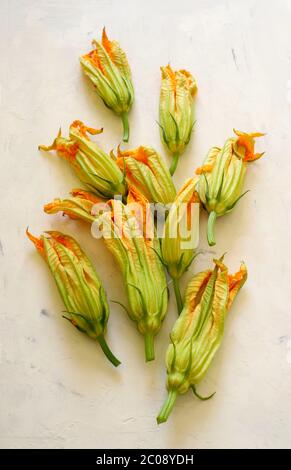 Zucchini-Blüten isoliert auf weißem Hintergrund. Draufsicht. Bio-Lebensmittel. Stockfoto