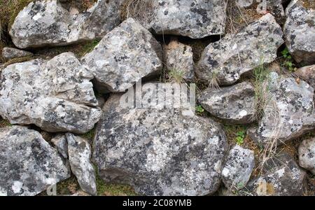 Alte Steine in Trockensteinmauer Stockfoto