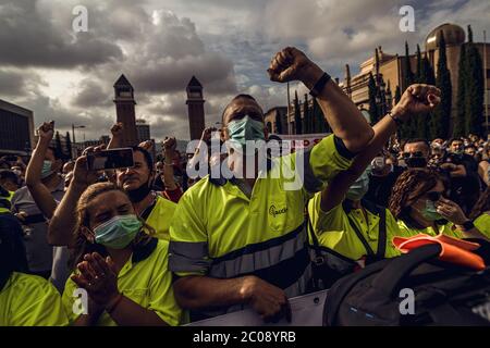 Barcelona, Spanien. Juni 2020. Nissan-Arbeiter rufen Slogans auf, als sie im Montjuic in Barcelona gegen die Schließung des Werks protestieren, die zum Verlust von etwa 2800 Arbeitsplätzen in der Mitte der Coronavirus-Krise führt. Quelle: Matthias Oesterle/Alamy Live News Stockfoto