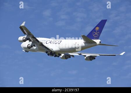 Amsterdam Schiphol Airport - Saudi Arabian Cargo hebt die Boeing 747 ab Stockfoto