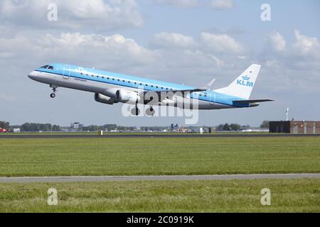 Flughafen Amsterdam Schiphol - Embraer ERJ-190 von KLM Cityhopper Takeoff set Stockfoto