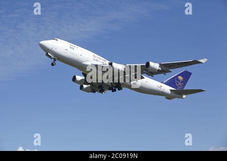 Amsterdam Schiphol Airport - Saudi Arabian Cargo hebt die Boeing 747 ab Stockfoto