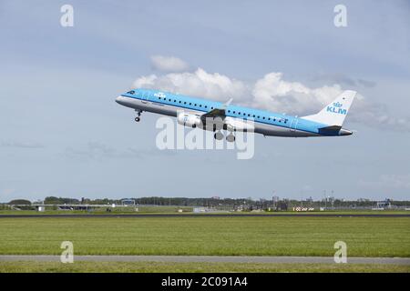 Flughafen Amsterdam Schiphol - Embraer ERJ-190 von KLM Cityhopper Takeoff set Stockfoto