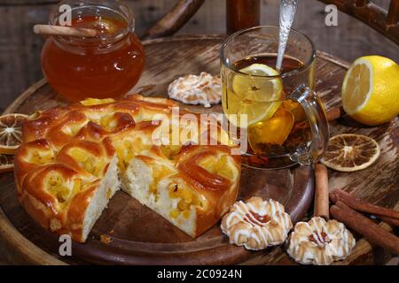 Tee mit einer Torte mit einem Pfirsich Füllung, wi eingereicht Stockfoto
