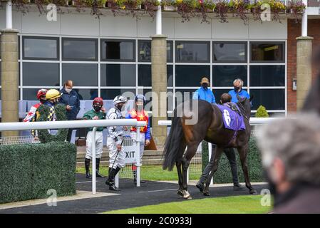 Jockeys betreten den Paradering vor der Beverley Racecourse Dank der NHS Maiden Auction Fillies' Stakes auf der Beverley Racecourse. Stockfoto