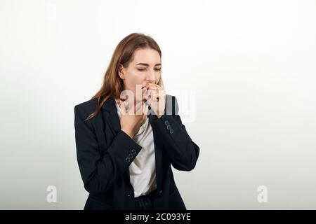 Hustet, deckt den Mund mit der Hand. Schuss für Artikel Erkrankungen der Atemwege Stockfoto