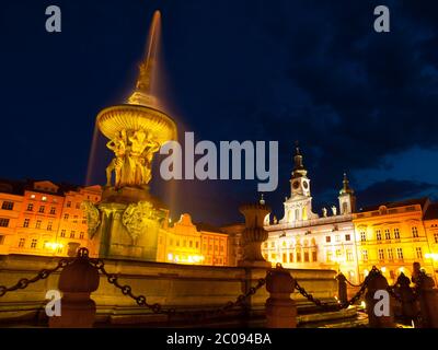 Samsons Brunnen auf dem Hauptplatz in Ceske Budejovice bei Nacht, Südböhmen, Tschechische Republik Stockfoto