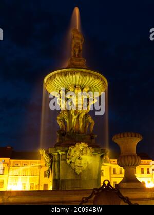 Samsons Brunnen auf dem Hauptplatz in Ceske Budejovice bei Nacht, Südböhmen, Tschechische Republik Stockfoto