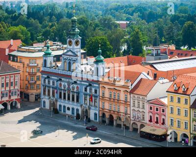 Rathaus und andere historische Gebäude auf dem Hauptplatz in Ceske Budejovice, Tschechische Republik Stockfoto