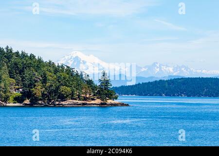 Mount Baker erhebt sich über den San Juan Inseln, Washington, USA. Stockfoto