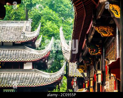 Buddhistischer Tempel mit typischen Giebeln, architektonisches Detail, Wenshu Tempel in Chengdu, Sichuan, China Stockfoto