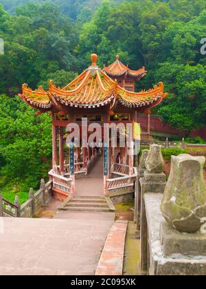 Typische chinesische Brücke in der Nähe von Leshan, Sichuan, China Stockfoto