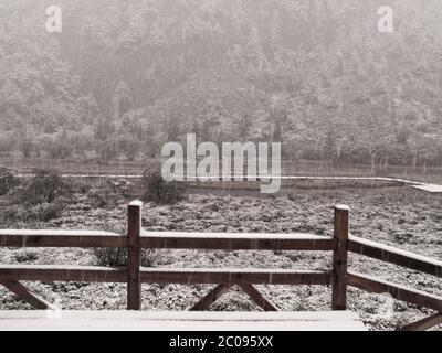 Schlechtes Wetter und erste Schneefall in den Bergen Stockfoto