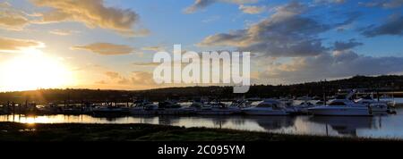 Sonnenuntergang über Booten auf dem Fluss Medway, Rochester City, Kent County, England, Großbritannien Stockfoto