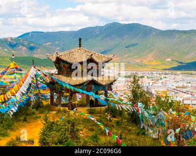 Tibetischer Pavillon über Shangri-La oder Xianggelila, ehemals Zhongdian, Bergstadt im Nordwesten der Provinz Yunnan. Sitz der Tibetischen Autonomen Präfektur Diqing, China. Stockfoto