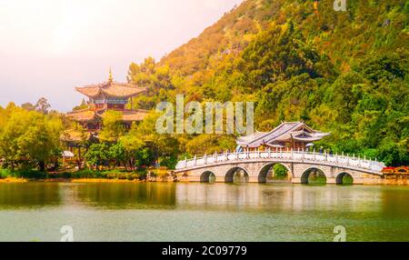 Suocui Brücke über Black Dragon Pool bei Moon Umarmung Pavillon im Jade Spring Park, Lijiang, China. Stockfoto