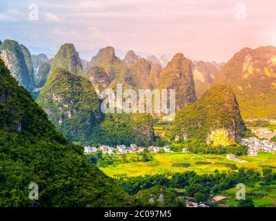 Panoramablick auf die Landschaft mit Karstspitzen rund um Yangshuo County und Li River, Provinz Guangxi, China. Stockfoto