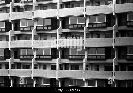 AJAXNETPHOTO. MÄRZ 1968. PORTSMOUTH, ENGLAND. - PRE-FAB HI-RISE - WILMCOTE HAUS DETAIL. 111 SOZIALWOHNUNGEN AUS FERTIGBETON IM STADTTEIL SOMERSTOWN.FOTO:JONATHAN EASTLAND/AJAX REF:3568138 7A 41 Stockfoto