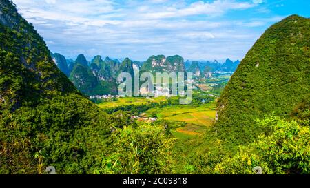 Panoramablick auf die Landschaft mit Karstspitzen rund um Yangshuo County und Li River, Provinz Guangxi, China. Stockfoto