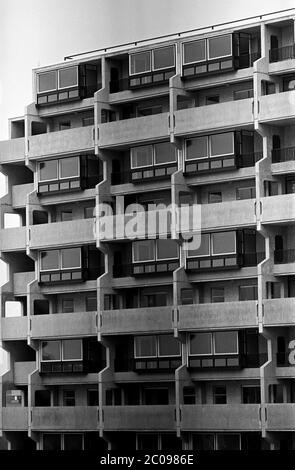 AJAXNETPHOTO. MÄRZ 1968. PORTSMOUTH, ENGLAND. - PRE-FAB HI-RISE - WILMCOTE HAUS DETAIL. 111 SOZIALWOHNUNGEN AUS FERTIGBETON IM STADTTEIL SOMERSTOWN.FOTO:JONATHAN EASTLAND/AJAX REF:3568138 9A 39 Stockfoto