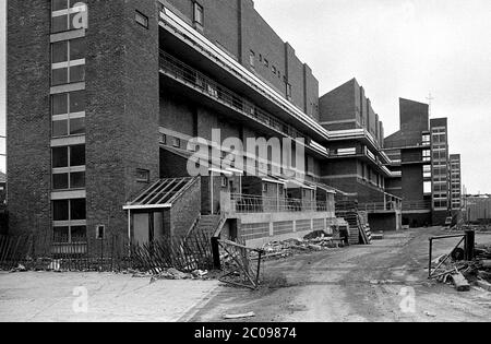 AJAXNETPHOTO. MÄRZ 1975. BUCKLAND, PORTSMOUTH, ENGLAND. - SANIERUNG DES SOZIALEN WOHNBAUS - LAUFENDE BAUARBEITEN IN BUCKLAND, TEIL DES WOHNUNGSPLANS DES RATES VON 1968 ZUR MODERNISIERUNG DES GEBIETS. FOTO: JONATHAN EASTLAND/AJAX REF:7516 28 79 Stockfoto